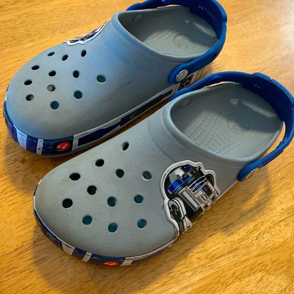 Kids R2-D2 crocs
